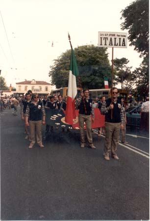 076 1982 Clusone Sfilata per le vie di Bergamo