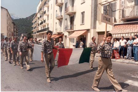 104 1984 Corsica. Sfilata per le vie